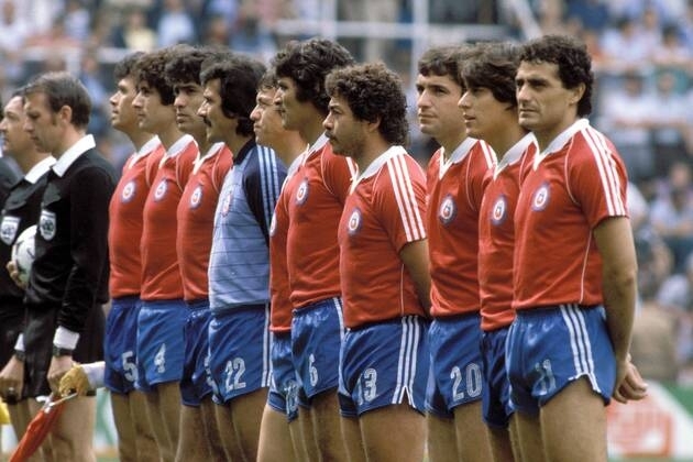 La primera vez de Adidas en Chile fue a través de la marca Kopa, para el Mundial de 1974. Ahí ya lucían las tres clásicas líneas blancas en los hombros.