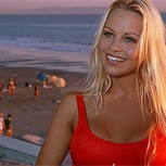 Pamela Anderson confesó que conserva el traje de baño rojo de “Baywatch” y sorprendió con el particular uso que le da