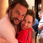 Jason Momoa y Emilia Clarke comparten divertida foto de su reencuentro demostrando su “fuerte” amistad