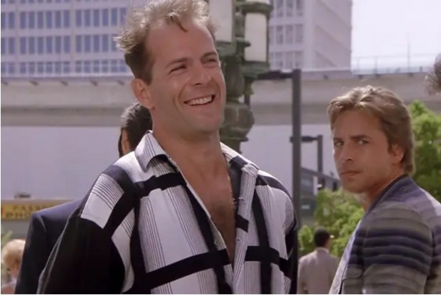 Bruce Willis, durante una escena de "Miami Vice" junto a Don Johnson / decider.com
