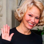 Pamela Anderson vuelve a maquillarse y hace reaccionar a seguidores: Así se ve en la actualidad