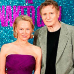 Pamela Anderson tuvo sorprendente gesto con Liam Neeson en plena alfombra roja: Fans en alerta