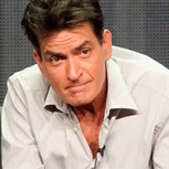 Charlie Sheen cumple 8 años de sobriedad pero lanza una dura advertencia sobre sus adicciones