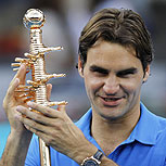 Federer dominó la polémica arcilla azul