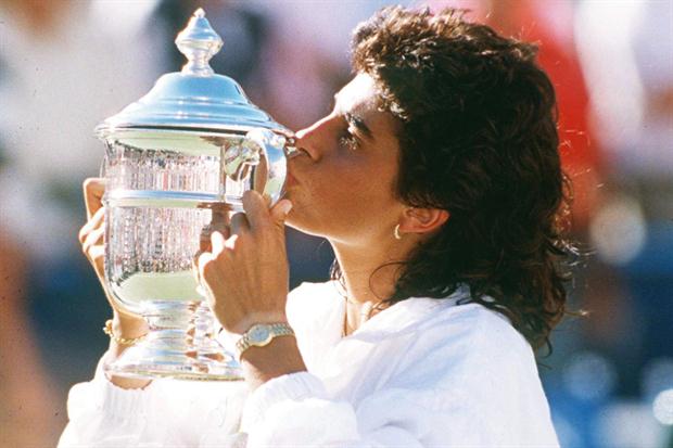 Sabatini y su gran amor: el trofeo del US Open, en 1990 - canchallena.lanacion.com.ar