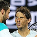 La impresionante foto de Rafael Nadal en el suelo siendo atendido: Se retiró del Abierto de Australia por lesión