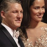 Bastian Schweinsteiger recibe premio al “hombre del año”, pero Ana Ivanovic lo opaca con su presencia