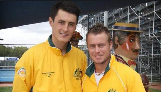 Otros tiempos: Hewitt y Tomic posando juntos en el equipo australiano de Copa Davis / www.tennisworldusa.org