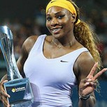 Serena Williams posa para portada de conocida revista con un llamativo vestido dorado