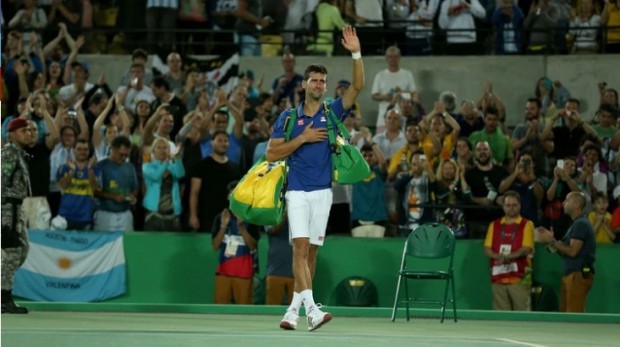 Novak Djokovic se retira de Río de Janeiro con lágrimas en los ojos, tras ser derrotado por Juan Martín del Potro / www.infobae.com