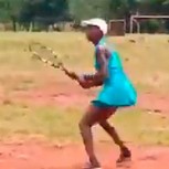 Esta niña de 14 años juega en una cancha de tierra en Kenia: Video emociona por su esfuerzo