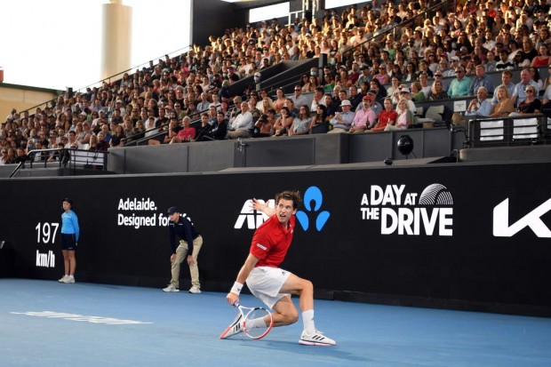 Dominic Thiem, jugando en Adelaida con espectadores en las gradas, en un marco que se repetirá en el Australian Open / www.lanacion.com.ar