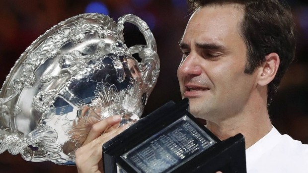 Roger Federer entra en llanto a recibir el trofeo en el Abierto de Australia 2018 / www.elconfidencial.com