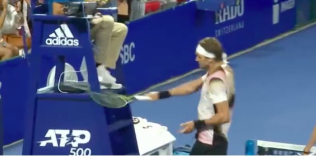 El momento exacto en el que Alexander Zverev le pega a la silla del umpire / www.puntodebreak.com