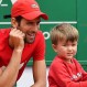 La increíble foto de Novak Djokovic y su hijo de 7 años en Wimbledon, pegando a la pelota de idéntica forma