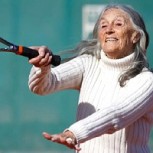 Abuela deportista: Tiene 88 años y asombra a todos jugando al tenis