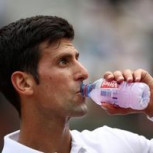 La “poción mágica” que recibió Djokovic de su equipo durante un partido: Comentado momento
