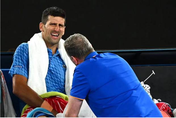 Novak Djokovic recibe atención médica durante el Abierto de Australia / www.lanacion.com.ar
