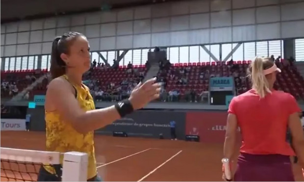 La tenista rusa Daria Kasatkina va a saludar al umpire, luego de sufrir el desaire de la ucraniana Lesia Tsurenko / www.lanacion.com.ar