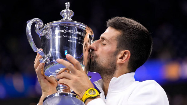 Novak Djokovic besa el trofeo del US Open: el serbio alcanzó su Grand Slam número 24 y se escapó de Nadal y Federer / edition.cnn.com