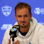 ¿Se confundió? Daniil Medvedev eligió curiosa vestimenta para una práctica y disparó los comentarios