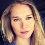 El destape de Constanza Mackenna, la “Gringa” de Papá a la Deriva: Actriz comparte fotos en la playa