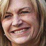 Evelyn Matthei se disfrazó de “Che” Guevara y se lanzó en traje de baño a piscina de Pangal