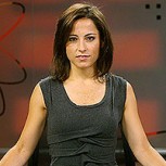 Coni Santa María se suma a la tendencia “Wet hair” y luce en el noticiero un llamativo estilo