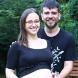 Periodista y pareja de conocida conductora de noticias tiene coronavirus y está preocupado por sus mellizos