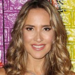 Angélica Castro despidió la época estival y dio bienvenida al “mes de la mujer” con elogiada tenida veraniega