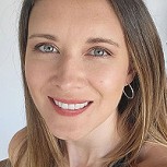 Carla Jara optó por la playa para realizar una sesión de yoga: Exchica Mekano sigue una vida más saludable