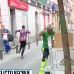 Periodista español es apedreado en vivo al realizar despacho en peligrosa zona de Madrid