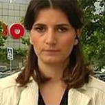 Periodista huye de despacho en vivo avergonzada tras cometer serie de errores