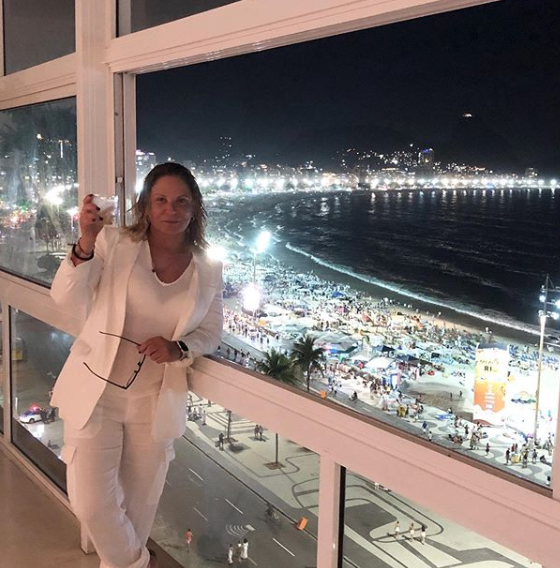 Ana-Maria-Polo-de-Caso-Cerrado-fue-vista-en-playa-de-Brasil-al-lado-de-un-famoso-poeta-4