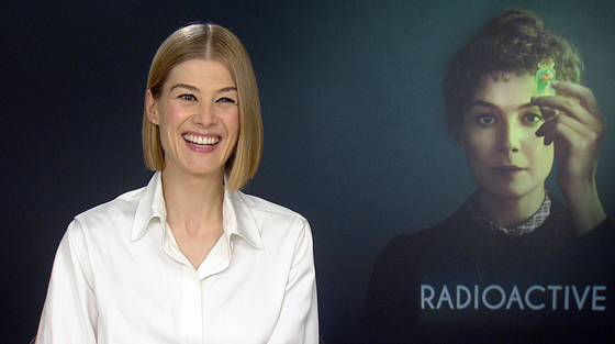 Rosamund-Pike-Marie-Curie-radioactive-1