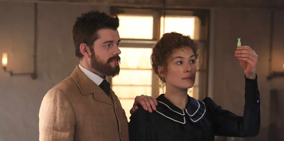 Rosamund-Pike-Marie-Curie-radioactive-2