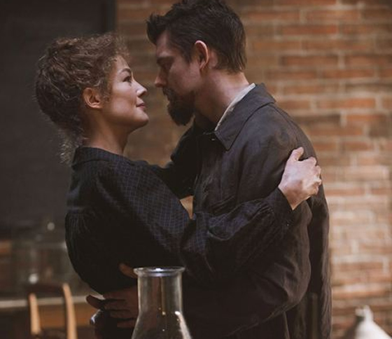 Rosamund-Pike-Marie-Curie-radioactive-3