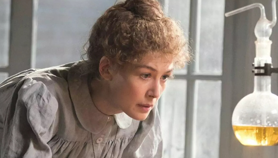 Rosamund-Pike-Marie-Curie-radioactive-4