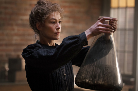 Rosamund-Pike-Marie-Curie-radioactive-5