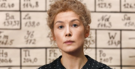 Rosamund-Pike-Marie-Curie-radioactive-6