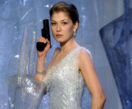 Rosamund-Pike-Marie-Curie-radioactive-8