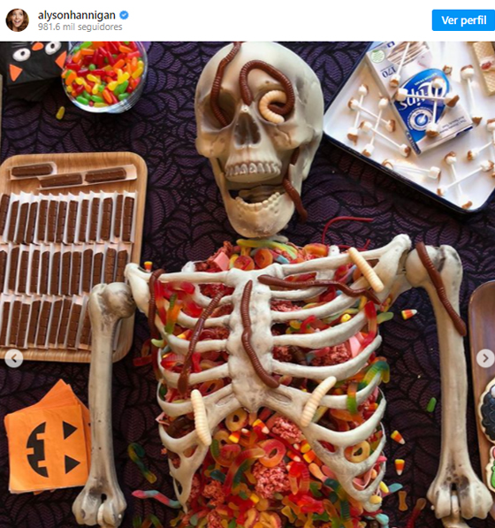 actriz-de-buffy-la-cazavampiros-uso-decoraciones-de-la-serie-para-decorar-su-casa-en-halloween-10
