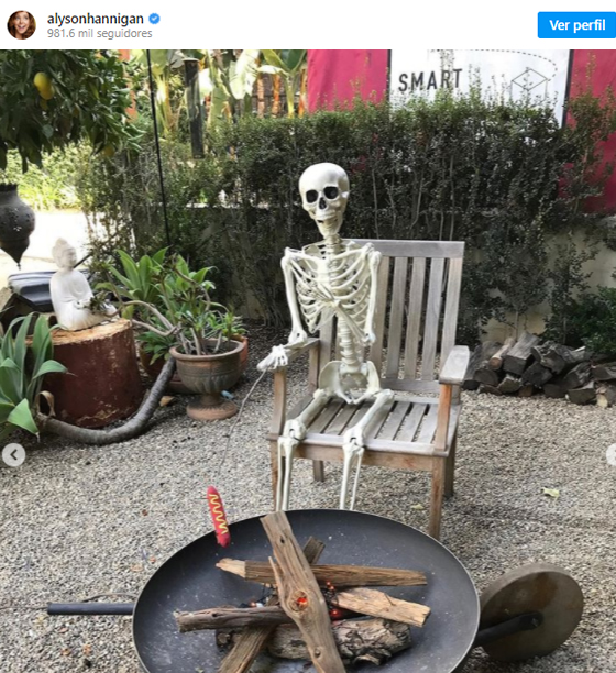 actriz-de-buffy-la-cazavampiros-uso-decoraciones-de-la-serie-para-decorar-su-casa-en-halloween-8