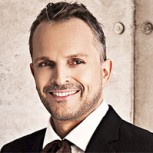 Miguel Bosé insulta a medios mexicanos porque le tomaron una foto sin su autorización