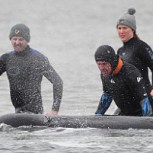 Desesperados intentos por salvar a las ballenas varadas en Australia: Ya falleció un tercio de ellas