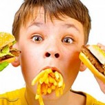 Estudio lo avala: Exceso de comida chatarra provocaría bajo rendimiento escolar