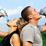 Estudio revela la cantidad ideal de agua que debe consumirse: No son dos litros diarios