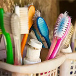 Cepillo de dientes: La razón sanitaria por la que recomiendan no dejarlo en el baño