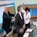 Impacto por diputado griego agrediendo a dos mujeres
