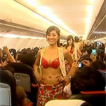 Sexy sorpresa en Vietnam: Show en bikini arriba de un avión